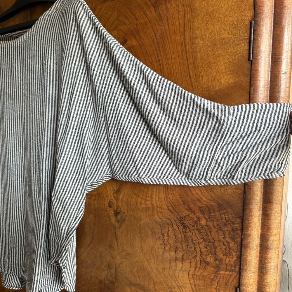 Striped Linen Blouse - Picture 2 of 5